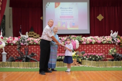 20230805082418.jpg - คุณหมอ.ชัยนันท์ ,แม่ครู.สมเพชร ชาญมานนท์ พร้อมครอบครัว ได้มีจิตเมตตามามอบทุนการศึกษา | https://ssl.ac.th