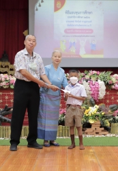 20230805082419.jpg - คุณหมอ.ชัยนันท์ ,แม่ครู.สมเพชร ชาญมานนท์ พร้อมครอบครัว ได้มีจิตเมตตามามอบทุนการศึกษา | https://ssl.ac.th