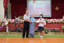 20230805082420.jpg - คุณหมอ.ชัยนันท์ ,แม่ครู.สมเพชร ชาญมานนท์ พร้อมครอบครัว ได้มีจิตเมตตามามอบทุนการศึกษา | https://ssl.ac.th