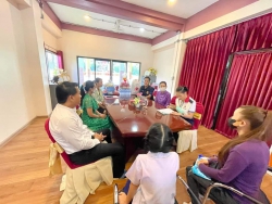 20230831005433.jpg - นายอำเภอสันทรายติดตาม และมอบถุงยังชีพให้นักเรียนที่ได้รับทุนจากมูลนิธิร่วมจิตต์น้อมเกล้า | https://ssl.ac.th