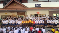 20231116050543.jpg - ผอ.ประพันธ์  ทองหนักพบปะนักเรียนหน้าเสาธงส่งกำลังใจให้นักเรียนที่เป็นตัวแทน รร. เข้าร่วมแข่งขันฯ ระดับ.. เขต | https://ssl.ac.th