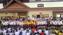 20231116050544.jpg - ผอ.ประพันธ์  ทองหนักพบปะนักเรียนหน้าเสาธงส่งกำลังใจให้นักเรียนที่เป็นตัวแทน รร. เข้าร่วมแข่งขันฯ ระดับ.. เขต | https://ssl.ac.th