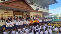 20231116050546.jpg - ผอ.ประพันธ์  ทองหนักพบปะนักเรียนหน้าเสาธงส่งกำลังใจให้นักเรียนที่เป็นตัวแทน รร. เข้าร่วมแข่งขันฯ ระดับ.. เขต | https://ssl.ac.th