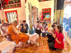 20231116093752.jpg - ผอ.ประพันธ์ ทองหนัก พร้อมเป็นตัวแทน โรงเรียนสันทรายหลวง ร่วมทำบุญกฐินฯ วัดสันทรายหลวง | https://ssl.ac.th
