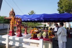 20231209120015.jpg -  พิธีขึ้นศาลพระภูมิเจ้าที่ใหม่ ที่โรงเรียนสันทรายหลวง แผนกอนุบาล | https://ssl.ac.th