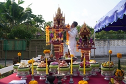 20231209120115.jpg -  พิธีขึ้นศาลพระภูมิเจ้าที่ใหม่ ที่โรงเรียนสันทรายหลวง แผนกอนุบาล | https://ssl.ac.th