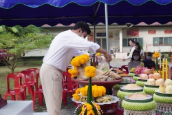 20231209120138.jpg -  พิธีขึ้นศาลพระภูมิเจ้าที่ใหม่ ที่โรงเรียนสันทรายหลวง แผนกอนุบาล | https://ssl.ac.th