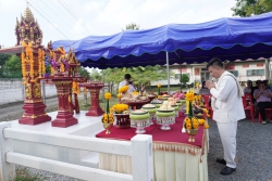20231209120144.jpg -  พิธีขึ้นศาลพระภูมิเจ้าที่ใหม่ ที่โรงเรียนสันทรายหลวง แผนกอนุบาล | https://ssl.ac.th