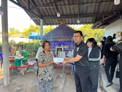 20231221065502.jpg - ตัวแทนบุคลากรโรงเรียนสันทรายหลวงร่วมแสดงความเสียใจกับครอบครัวครูโศภิษ | https://ssl.ac.th