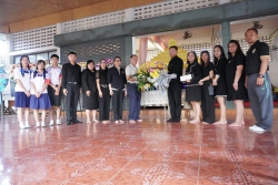 20240104023512.jpg - ผอ.ประพันธ์ ทองหนัก พร้อมด้วยรองสุภาภรณ์ สุตา ตัวแทนคณะครู นักเรียน ร่วมวางหรีดเคารพศพ ครูเค | https://ssl.ac.th