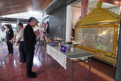 20240104023513(1).jpg - ผอ.ประพันธ์ ทองหนัก พร้อมด้วยรองสุภาภรณ์ สุตา ตัวแทนคณะครู นักเรียน ร่วมวางหรีดเคารพศพ ครูเค | https://ssl.ac.th