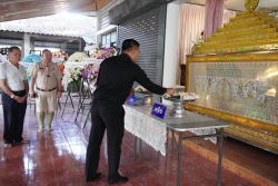 20240104023513(2).jpg - ผอ.ประพันธ์ ทองหนัก พร้อมด้วยรองสุภาภรณ์ สุตา ตัวแทนคณะครู นักเรียน ร่วมวางหรีดเคารพศพ ครูเค | https://ssl.ac.th