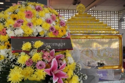 20240104023513.jpg - ผอ.ประพันธ์ ทองหนัก พร้อมด้วยรองสุภาภรณ์ สุตา ตัวแทนคณะครู นักเรียน ร่วมวางหรีดเคารพศพ ครูเค | https://ssl.ac.th