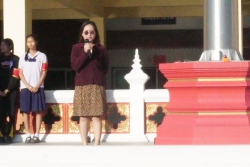 20240104024619.jpg - ผอ.ประพันธ์ ทองหนัก และท่านรองฯสุภาภรณ์ สุตา ให้โอวาทและอวยพรปีใหม่แก่คณะครูและนักเรียน | https://ssl.ac.th