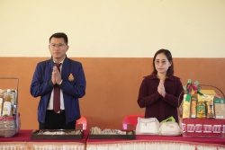 20240104024620.jpg - ผอ.ประพันธ์ ทองหนัก และท่านรองฯสุภาภรณ์ สุตา ให้โอวาทและอวยพรปีใหม่แก่คณะครูและนักเรียน | https://ssl.ac.th