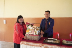 20240104024623.jpg - ผอ.ประพันธ์ ทองหนัก และท่านรองฯสุภาภรณ์ สุตา ให้โอวาทและอวยพรปีใหม่แก่คณะครูและนักเรียน | https://ssl.ac.th