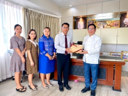 20240104025114(1).jpg - ผอ.ประพันธ์ ทองหนัก พร้อมด้วยรองฯ สุภาภรณ์ สุตา และตัวแทนครู ไปสวัสดีปีใหม่ ผู้ให้การสนับสนุนช่วยเหลือโรงเรียนสันทรายหลวง | https://ssl.ac.th