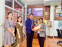 20240104025116.jpg - ผอ.ประพันธ์ ทองหนัก พร้อมด้วยรองฯ สุภาภรณ์ สุตา และตัวแทนครู ไปสวัสดีปีใหม่ ผู้ให้การสนับสนุนช่วยเหลือโรงเรียนสันทรายหลวง | https://ssl.ac.th
