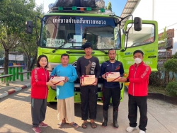20240109023840.jpg - รองฯ สุภาภรณ์ สุตา และครู zero waste มอบของขวัญสวัสดีปีใหม่ เจ้าหน้าที่ผู้จัดเก็บขยะในโรงเรียนสันทรายหลวง | https://ssl.ac.th