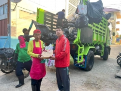 20240109023841(1).jpg - รองฯ สุภาภรณ์ สุตา และครู zero waste มอบของขวัญสวัสดีปีใหม่ เจ้าหน้าที่ผู้จัดเก็บขยะในโรงเรียนสันทรายหลวง | https://ssl.ac.th