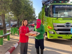 20240109023841.jpg - รองฯ สุภาภรณ์ สุตา และครู zero waste มอบของขวัญสวัสดีปีใหม่ เจ้าหน้าที่ผู้จัดเก็บขยะในโรงเรียนสันทรายหลวง | https://ssl.ac.th