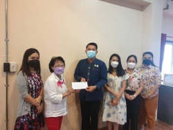 20211127014038(1).jpg - นพ. วีรพรรณ อินต๊ะศรี และคุณแม่ผ่องพรรณ อินต๊ะศรี (คุณแม่ นพ.) มอบเงิน 20,000 บาท เพื่อพัฒนาโรงเรียน | https://ssl.ac.th