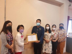 20211127014038.jpg - นพ. วีรพรรณ อินต๊ะศรี และคุณแม่ผ่องพรรณ อินต๊ะศรี (คุณแม่ นพ.) มอบเงิน 20,000 บาท เพื่อพัฒนาโรงเรียน | https://ssl.ac.th