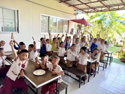 20240226025356.jpg - ขออนุโมทนาบุญฯ กับ ลูกชิ้น วัญนา และ ลูกชิ้นยายบุญเสริม ที่มอบลูกชิ้น,หมูยอ ให้กับคณะครูฯ และเด็กๆ อนุบาล | https://ssl.ac.th
