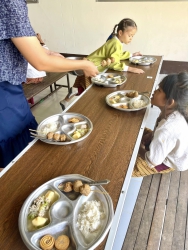 20240226025357.jpg - ขออนุโมทนาบุญฯ กับ ลูกชิ้น วัญนา และ ลูกชิ้นยายบุญเสริม ที่มอบลูกชิ้น,หมูยอ ให้กับคณะครูฯ และเด็กๆ อนุบาล | https://ssl.ac.th