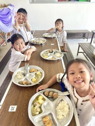 20240226025359.jpg - ขออนุโมทนาบุญฯ กับ ลูกชิ้น วัญนา และ ลูกชิ้นยายบุญเสริม ที่มอบลูกชิ้น,หมูยอ ให้กับคณะครูฯ และเด็กๆ อนุบาล | https://ssl.ac.th