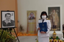 20211208091605.jpg - คุณครูสุวิมล จันทร์ปิง ครูบรรณารักษ์ รับมอบหนังสือ​พระราชทาน​ สารานุกรม​ไทย​สำหรับ​เยาวชน | https://ssl.ac.th