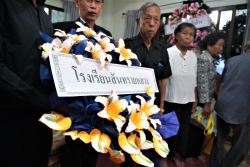 20240315071250.jpg - ผู้บริหารและตัวแทนคณะครูร่วมวางหรีดเคารพศพแสดงความเสียใจต่อการจากไปของคุณครูยุพา มหาวรรณ | https://ssl.ac.th