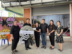 20240408033306(1).jpg - ผู้บริหารและตัวแทนคณะครูร่วมแสดงความเสียใจและวางหรีดเคารพศพ. บิดา ผอ. จักราวุฒิ  | https://ssl.ac.th