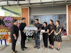 20240408033306.jpg - ผู้บริหารและตัวแทนคณะครูร่วมแสดงความเสียใจและวางหรีดเคารพศพ. บิดา ผอ. จักราวุฒิ  | https://ssl.ac.th