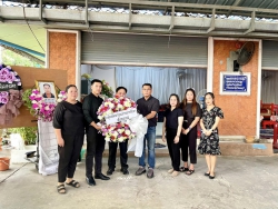 20240408033308.jpg - ผู้บริหารและตัวแทนคณะครูร่วมแสดงความเสียใจและวางหรีดเคารพศพ. บิดา ผอ. จักราวุฒิ  | https://ssl.ac.th