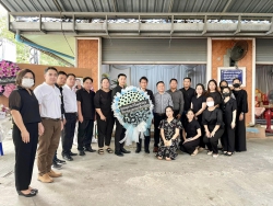 20240408033310.jpg - ผู้บริหารและตัวแทนคณะครูร่วมแสดงความเสียใจและวางหรีดเคารพศพ. บิดา ผอ. จักราวุฒิ  | https://ssl.ac.th