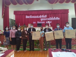 20211228075825(1).jpg - ครูศศิธรมอบของที่ระลึกให้โรงเรียนในโอกาสที่จะไปบรรจุเข้ารับราชการครู  | https://ssl.ac.th