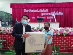 20211228075825.jpg - ครูศศิธรมอบของที่ระลึกให้โรงเรียนในโอกาสที่จะไปบรรจุเข้ารับราชการครู  | https://ssl.ac.th