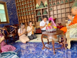 20240421042019.jpg - ทีมบริหารและตัวแทนคณะครูฯ กราบนมัสการฯ รดน้ำดำหัวท่านพระครูสังฆบริหารธรรมนูญ ธมฺมคุโณ จอ. วัดสันทรายหลวง | https://ssl.ac.th