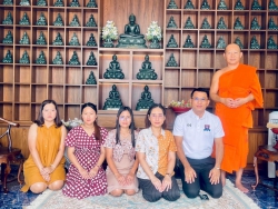 20240421042020.jpg - ทีมบริหารและตัวแทนคณะครูฯ กราบนมัสการฯ รดน้ำดำหัวท่านพระครูสังฆบริหารธรรมนูญ ธมฺมคุโณ จอ. วัดสันทรายหลวง | https://ssl.ac.th