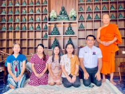 20240421042022.jpg - ทีมบริหารและตัวแทนคณะครูฯ กราบนมัสการฯ รดน้ำดำหัวท่านพระครูสังฆบริหารธรรมนูญ ธมฺมคุโณ จอ. วัดสันทรายหลวง | https://ssl.ac.th
