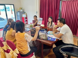 20240421042309.jpg - ทีมบริหารและตัวแทนครูร่วมกันพิจารณาเลือกสีสำหรับทาภายในภายนอกอาคารเรียน | https://ssl.ac.th