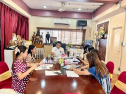 20240421042310.jpg - ทีมบริหารและตัวแทนครูร่วมกันพิจารณาเลือกสีสำหรับทาภายในภายนอกอาคารเรียน | https://ssl.ac.th