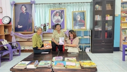 20240704020354.jpg - ขอขอบคุณครูลัดดา ทินะ และครูผ่องศรี อร่ามนภา มอบหนังสือให้ห้องสมุดโรงเรียน | https://ssl.ac.th
