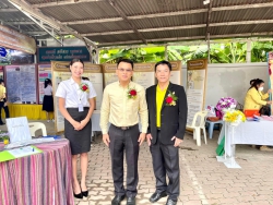 20240830060827.jpg - ผอ.ประพันธ์ ทองหนัก ร่วมให้ข้อมูลประเมินศุนย์การเรียนรู้ตามหลักปรัชญาเศรษฐกิจพอเพียง ปี 66 ของ สกร. ระดับอำเภอสันทราย | https://ssl.ac.th
