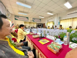 20240830060829.jpg - ผอ.ประพันธ์ ทองหนัก ร่วมให้ข้อมูลประเมินศุนย์การเรียนรู้ตามหลักปรัชญาเศรษฐกิจพอเพียง ปี 66 ของ สกร. ระดับอำเภอสันทราย | https://ssl.ac.th