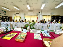 20240830060832.jpg - ผอ.ประพันธ์ ทองหนัก ร่วมให้ข้อมูลประเมินศุนย์การเรียนรู้ตามหลักปรัชญาเศรษฐกิจพอเพียง ปี 66 ของ สกร. ระดับอำเภอสันทราย | https://ssl.ac.th